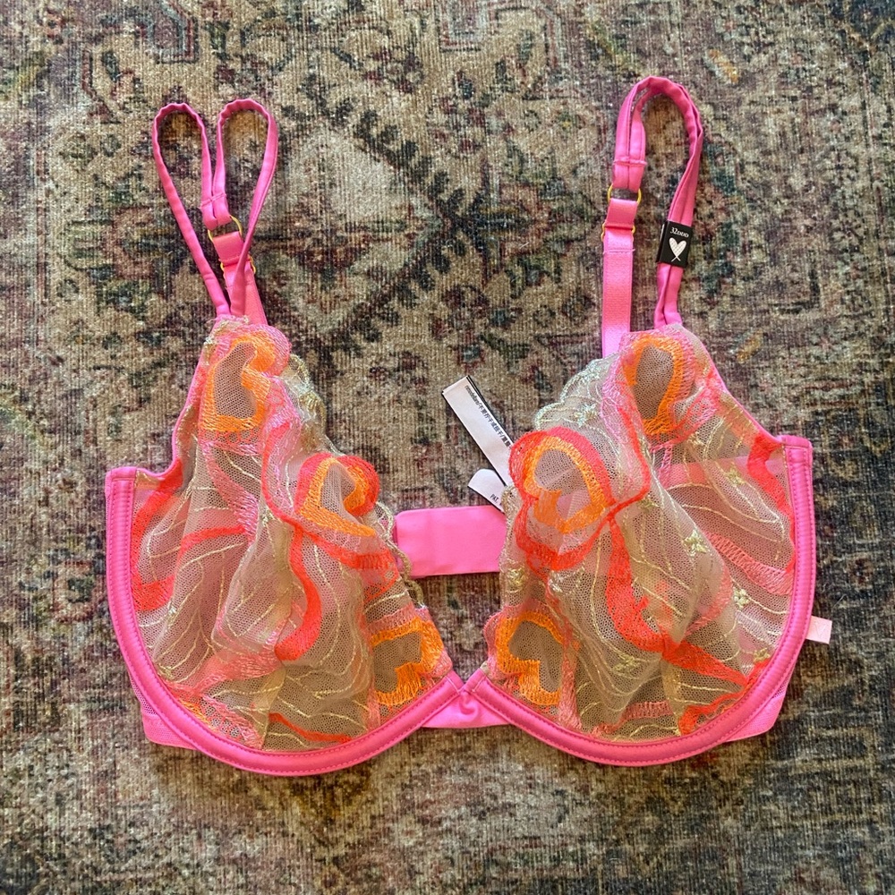 Brand new VS heart bra 32 DDD